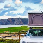 Možnosti kempovania. Pohodlné kempovanie v stane na streche auta. Autostany pre komfort v prírode.